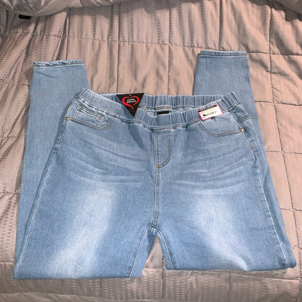 SOLD! NWT Curvy Light Wash Jeggings